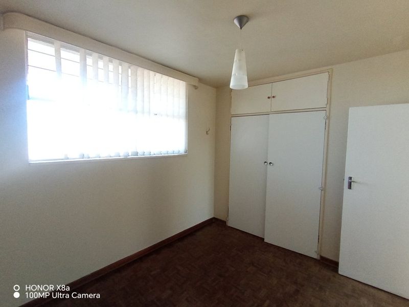 Stylish Newly Refurbished 2-Bedroom Flat with Exceptional Complex Amenities! - Photo 8