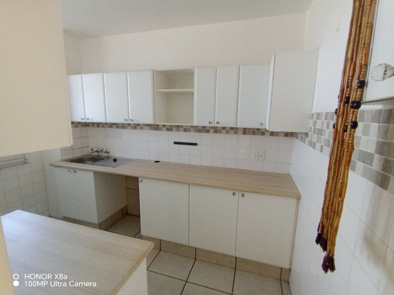 Stylish Newly Refurbished 2-Bedroom Flat with Exceptional Complex Amenities! - Photo 7