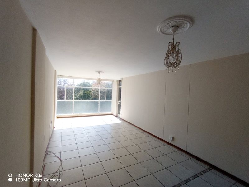 Stylish Newly Refurbished 2-Bedroom Flat with Exceptional Complex Amenities! - Photo 6