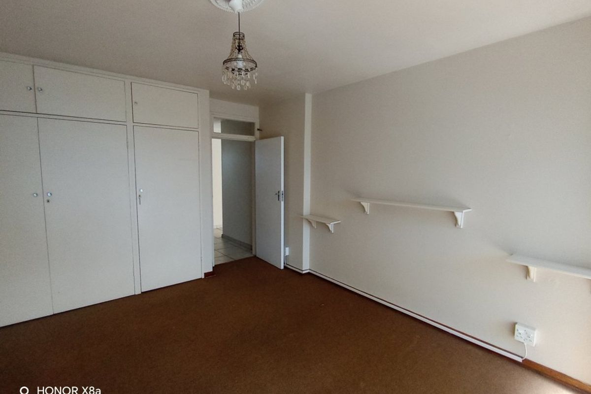 Stylish Newly Refurbished 2-Bedroom Flat with Exceptional Complex Amenities! - Photo 5