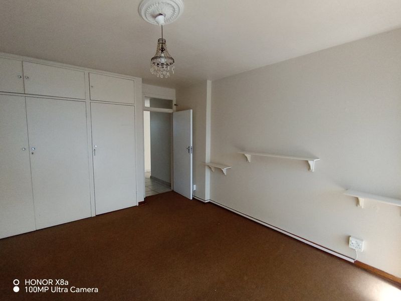 Stylish Newly Refurbished 2-Bedroom Flat with Exceptional Complex Amenities! - Photo 5