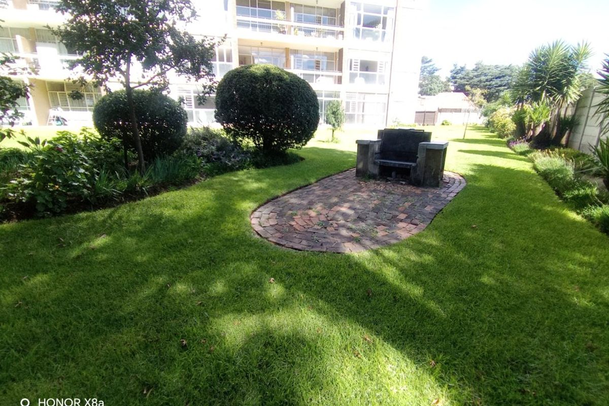Stylish Newly Refurbished 2-Bedroom Flat with Exceptional Complex Amenities! - Photo 2