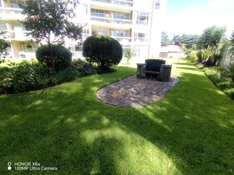 Stylish Newly Refurbished 2-Bedroom Flat with Exceptional Complex Amenities! - Photo 2