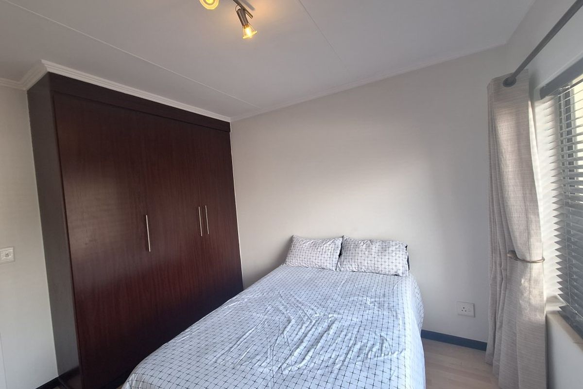 SPACIOUS TOP-FLOOR GEM – SECURE, MODERN & MOVE-IN READY! - Photo 4