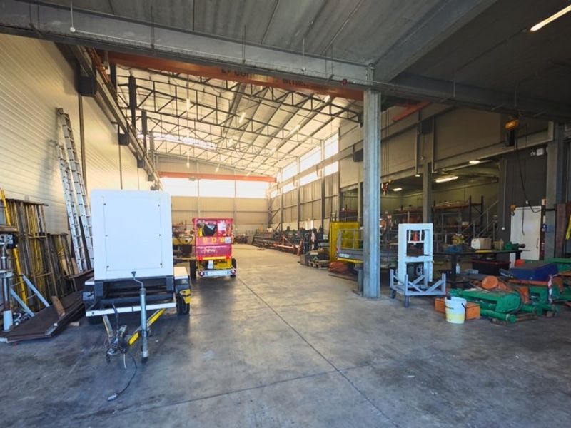 Purpose-Built Factory | Overhead Cranes | Offices | 23 Parking Bays - Photo 2