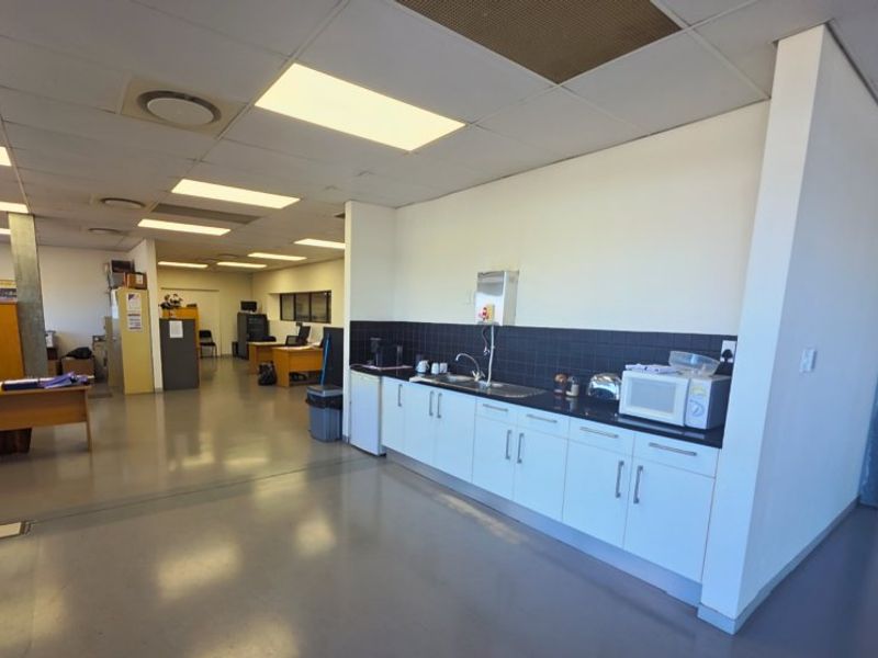 Purpose-Built Factory | Overhead Cranes | Offices | 23 Parking Bays - Photo 3