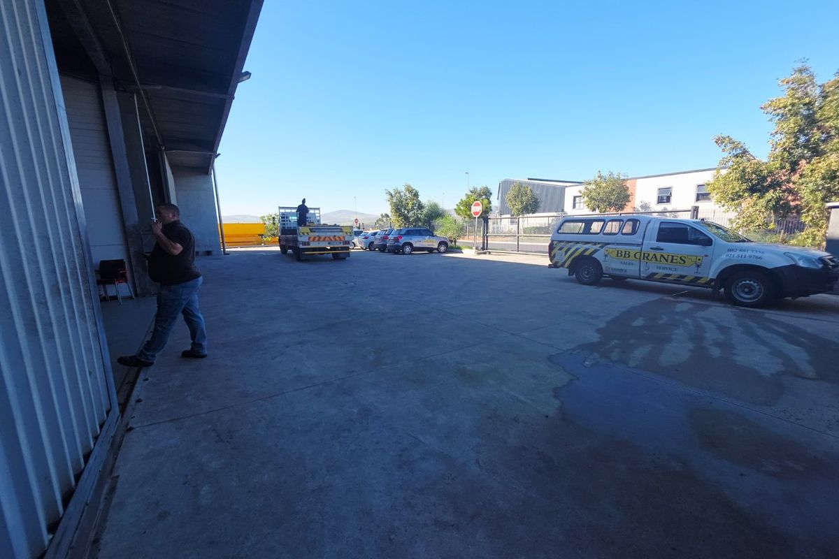 Purpose-Built Factory | Overhead Cranes | Offices | 23 Parking Bays - Photo 4