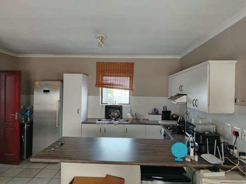 Parklands flat with secure vibes and fibre access - Photo 3
