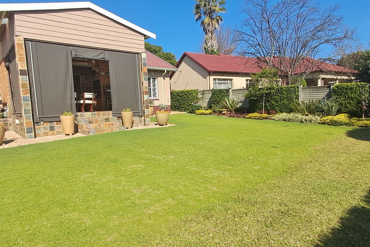 Elegant Family Home with Outstanding Security & Modern Extras - Photo 3