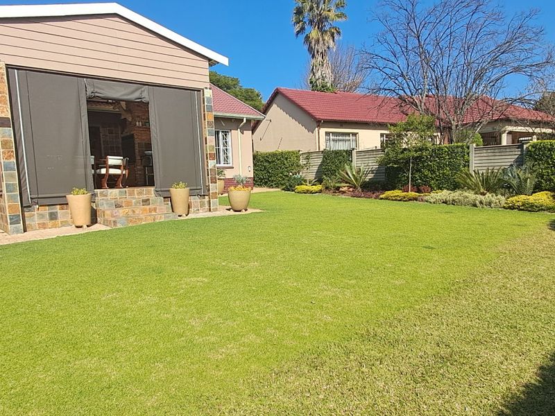 Elegant Family Home with Outstanding Security & Modern Extras - Photo 3
