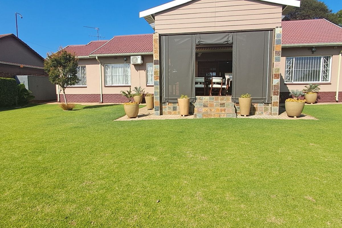 Elegant Family Home with Outstanding Security & Modern Extras - Photo 2