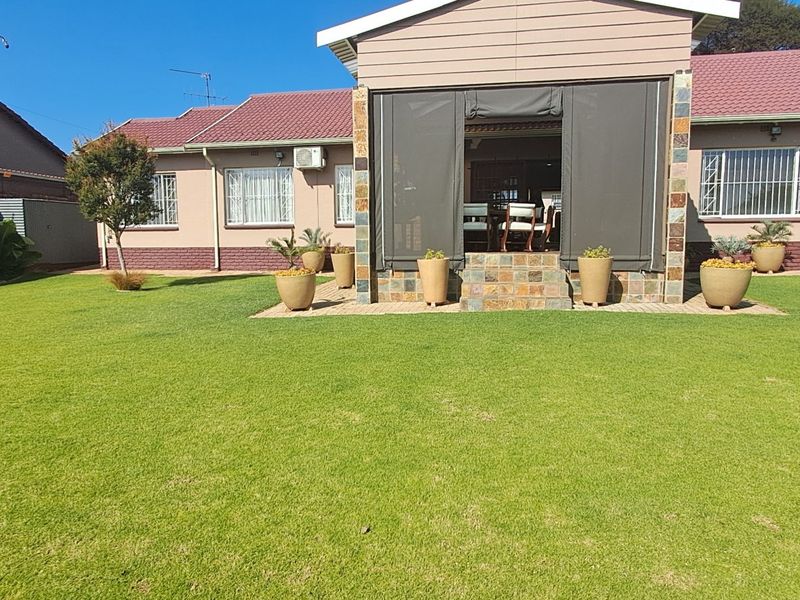 Elegant Family Home with Outstanding Security & Modern Extras - Photo 2