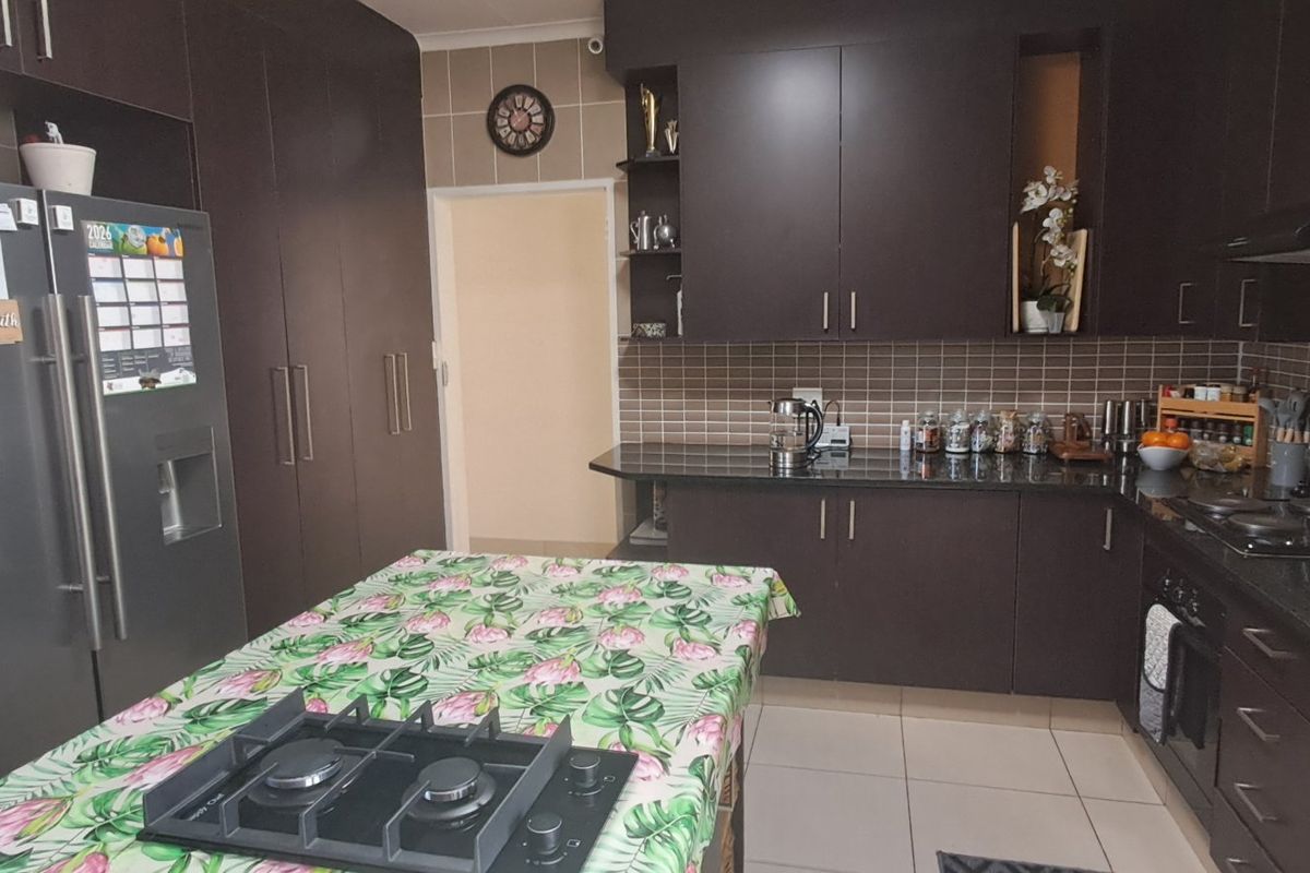 Elegant Family Home with Outstanding Security & Modern Extras - Photo 4