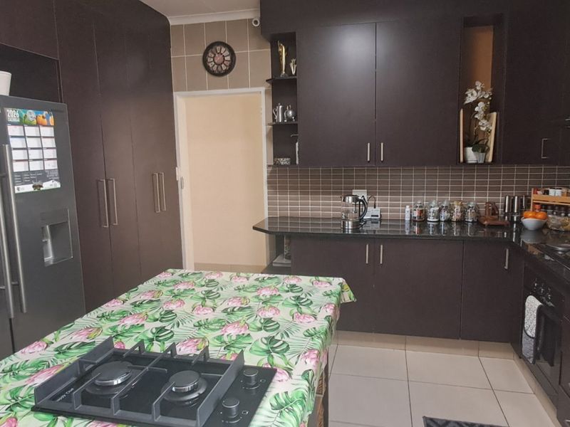 Elegant Family Home with Outstanding Security & Modern Extras - Photo 4