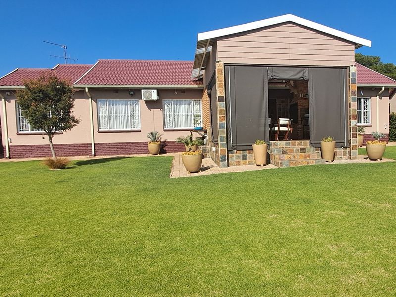 Elegant Family Home with Outstanding Security & Modern Extras - Photo 1