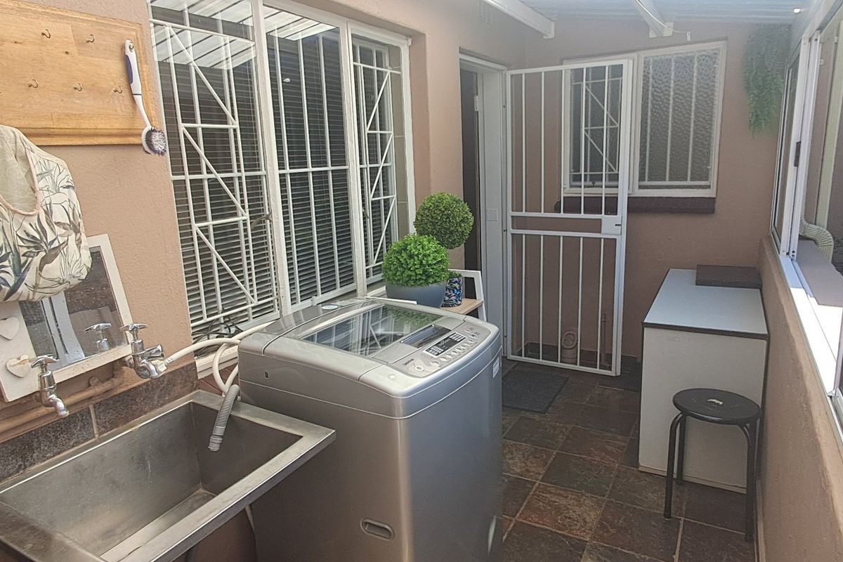 Elegant Family Home with Outstanding Security & Modern Extras - Photo 5