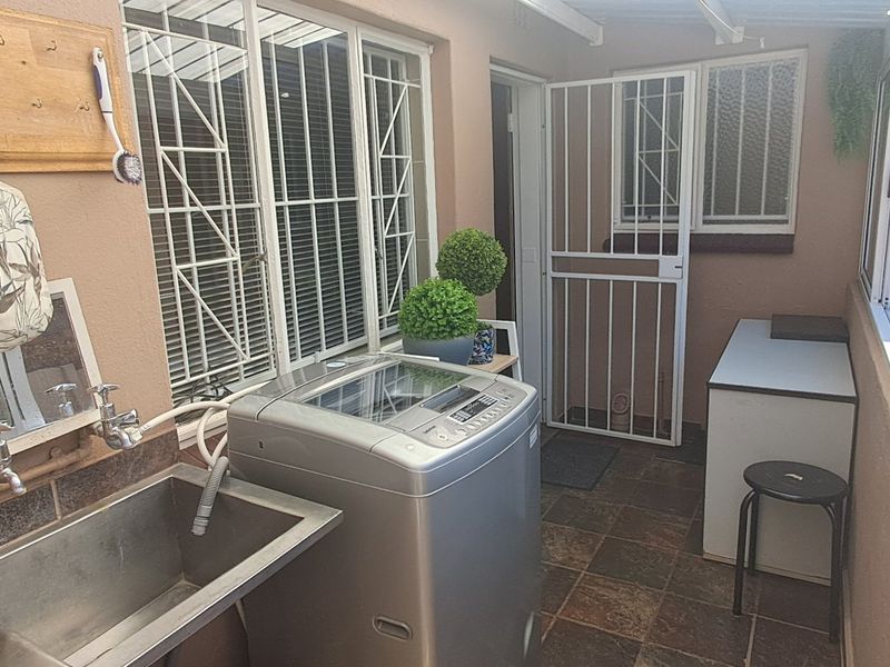 Elegant Family Home with Outstanding Security & Modern Extras - Photo 5
