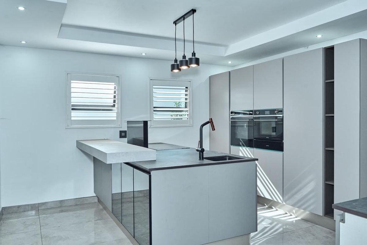 Modern 4 bedroom house in Fourways. - Photo 2