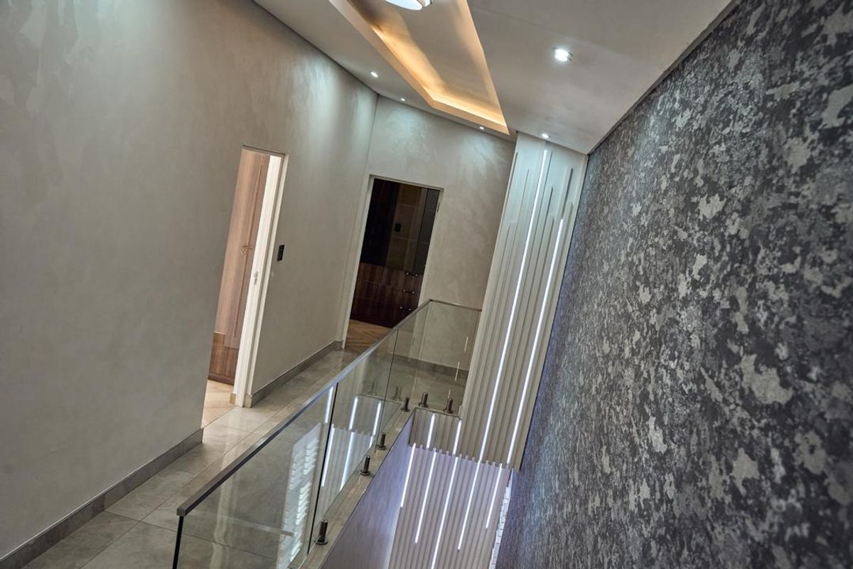 Modern 4 bedroom house in Fourways. - Photo 5