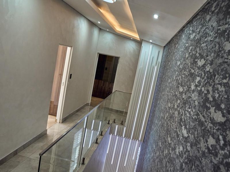Modern 4 bedroom house in Fourways. - Photo 5