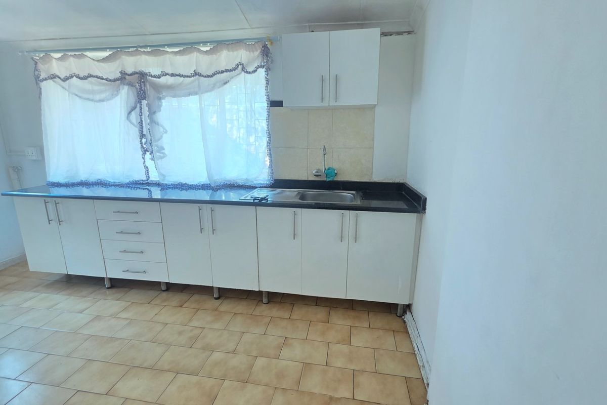 3 Bedroom 1.5 bathroom cottage to let in Erasmia - Photo 2