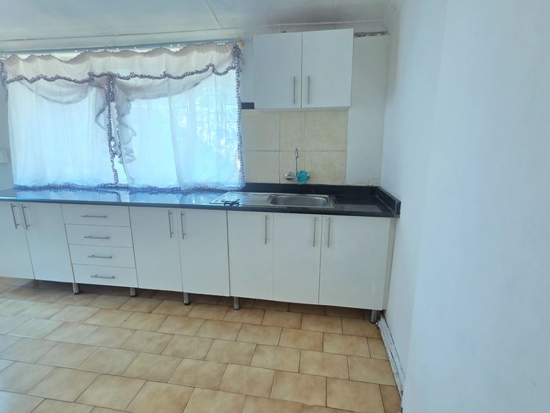 3 Bedroom 1.5 bathroom cottage to let in Erasmia - Photo 2