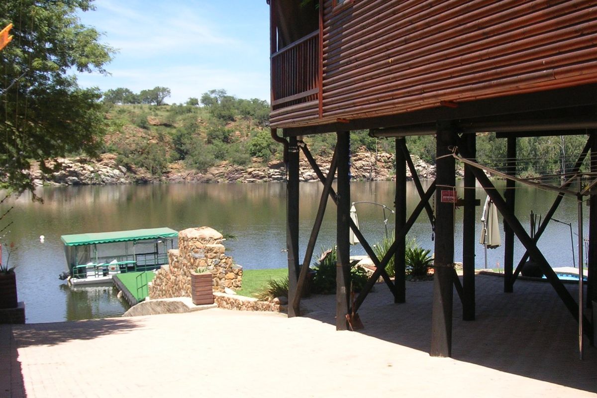 2 Bedroom Riverfront House in Vaaloewer - Photo 3