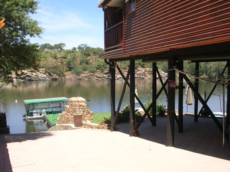 2 Bedroom Riverfront House in Vaaloewer - Photo 3