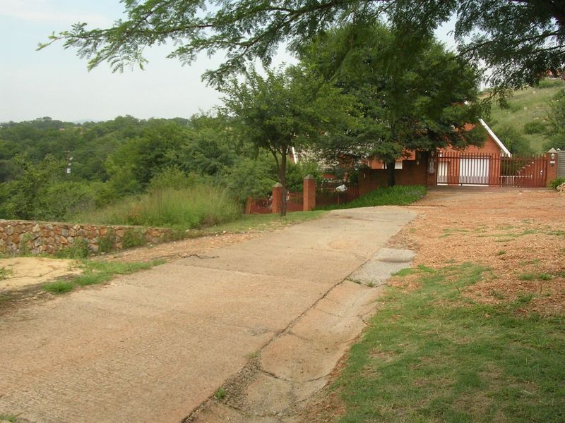 FRONT ROW STAND WALKING ACCESS TO RIVER - Photo 3