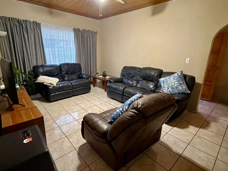 Exceptionally well kept family home in Stilfontein   - Photo 5