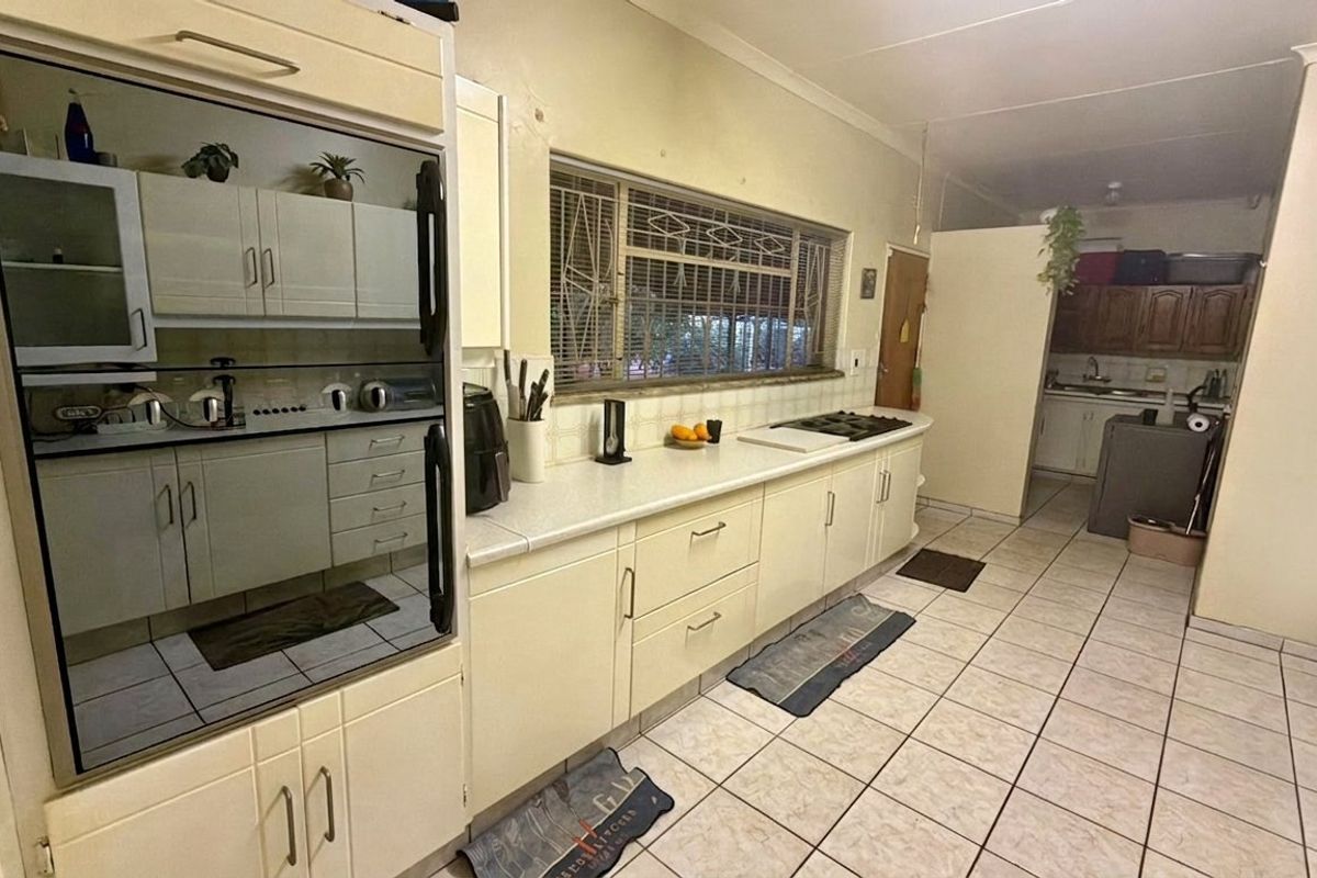 Exceptionally well kept family home in Stilfontein   - Photo 3