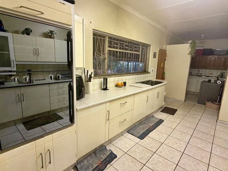 Exceptionally well kept family home in Stilfontein   - Photo 3