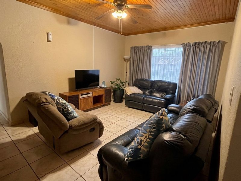 Exceptionally well kept family home in Stilfontein   - Photo 6