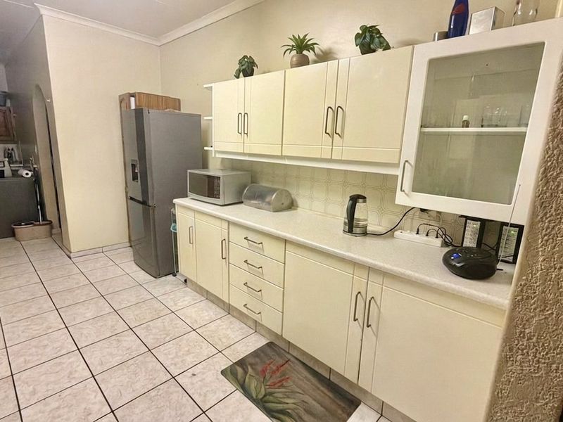 Exceptionally well kept family home in Stilfontein   - Photo 2