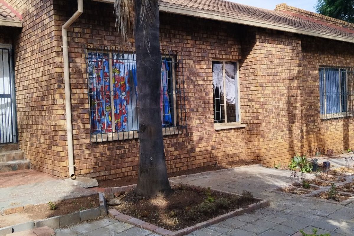 COZY FAMILY HOME! - Photo 2