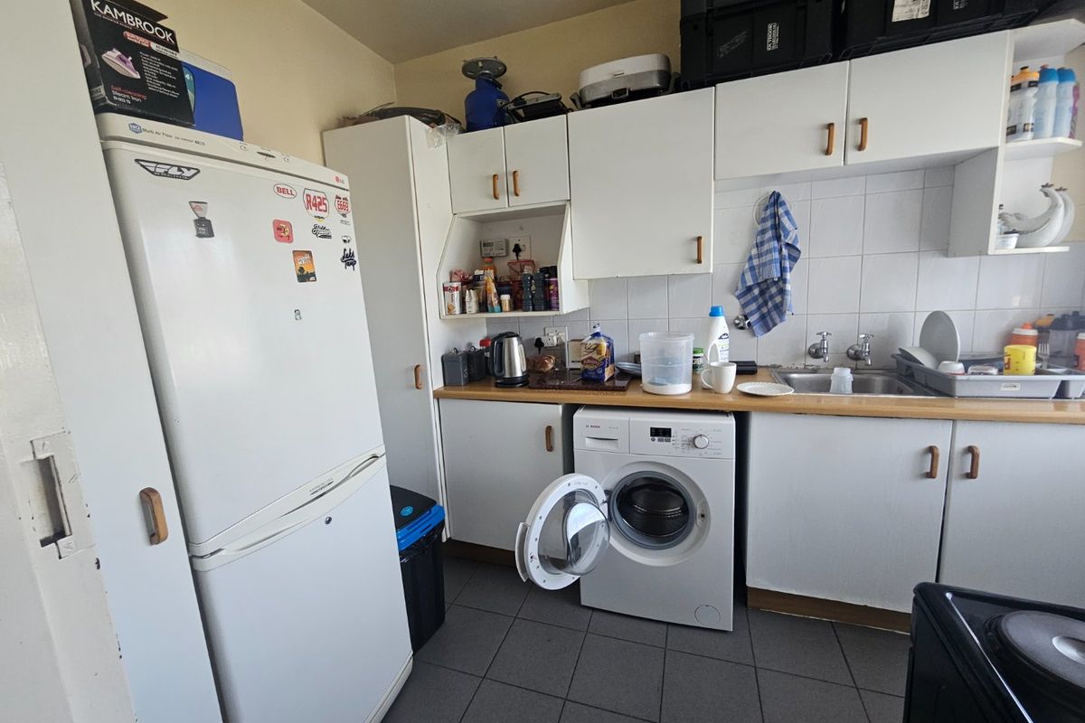 Spacious 2 Bedroom Apartment in Secure Beverly View Complex - Photo 4