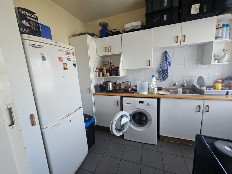 Spacious 2 Bedroom Apartment in Secure Beverly View Complex - Photo 4