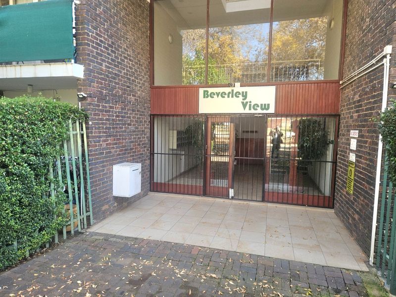 Spacious 2 Bedroom Apartment in Secure Beverly View Complex - Photo 2