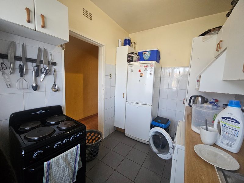 Spacious 2 Bedroom Apartment in Secure Beverly View Complex - Photo 6