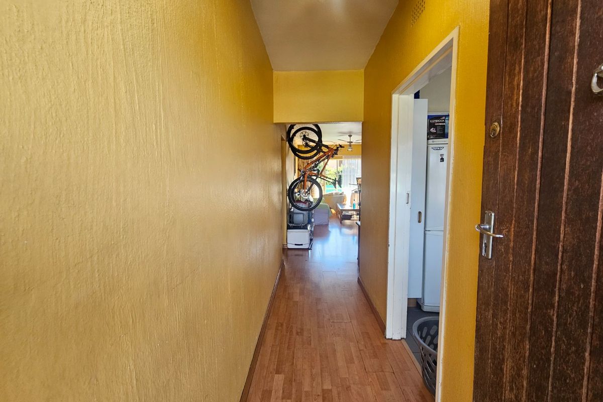 Spacious 2 Bedroom Apartment in Secure Beverly View Complex - Photo 3