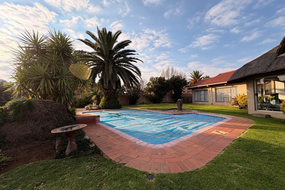 Immaculate Family Home in La Hoff – Simply Move In and Stay! - Photo 2