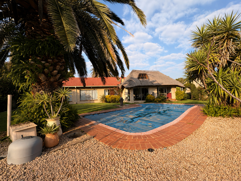 Immaculate Family Home in La Hoff – Simply Move In and Stay! - Photo 1
