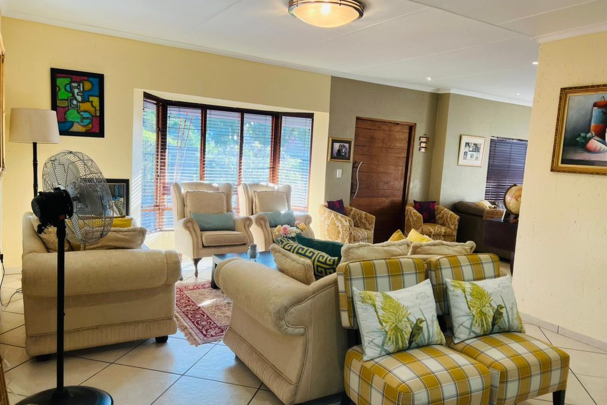 Spacious Family Home with Pool, Entertainment Patio & Double Garage - Photo 3