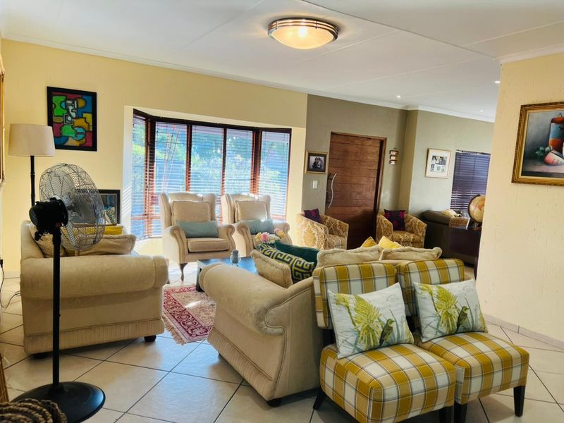 Spacious Family Home with Pool, Entertainment Patio & Double Garage - Photo 3