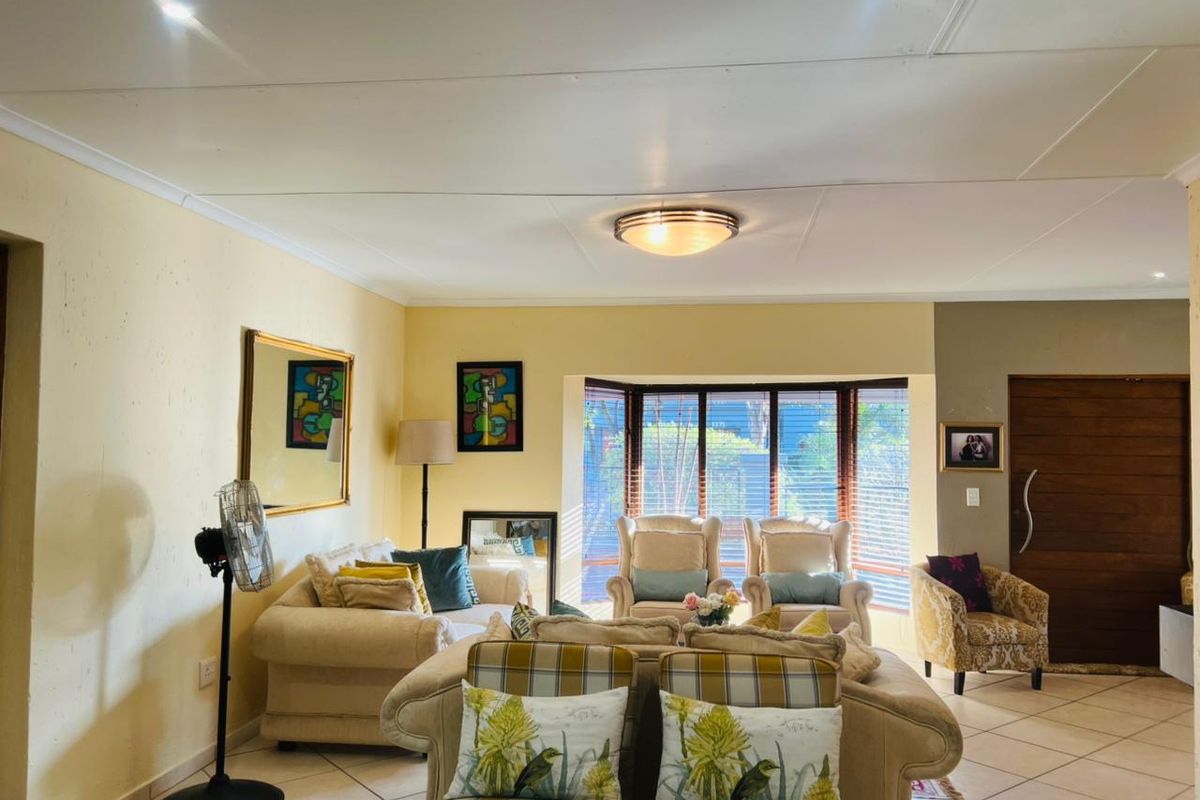 Spacious Family Home with Pool, Entertainment Patio & Double Garage - Photo 2