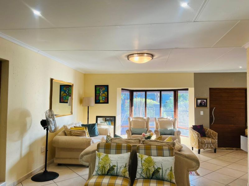 Spacious Family Home with Pool, Entertainment Patio & Double Garage - Photo 2