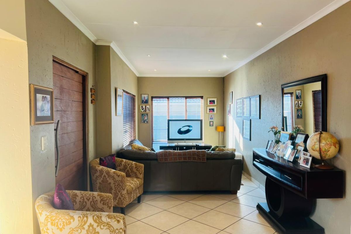 Spacious Family Home with Pool, Entertainment Patio & Double Garage - Photo 4