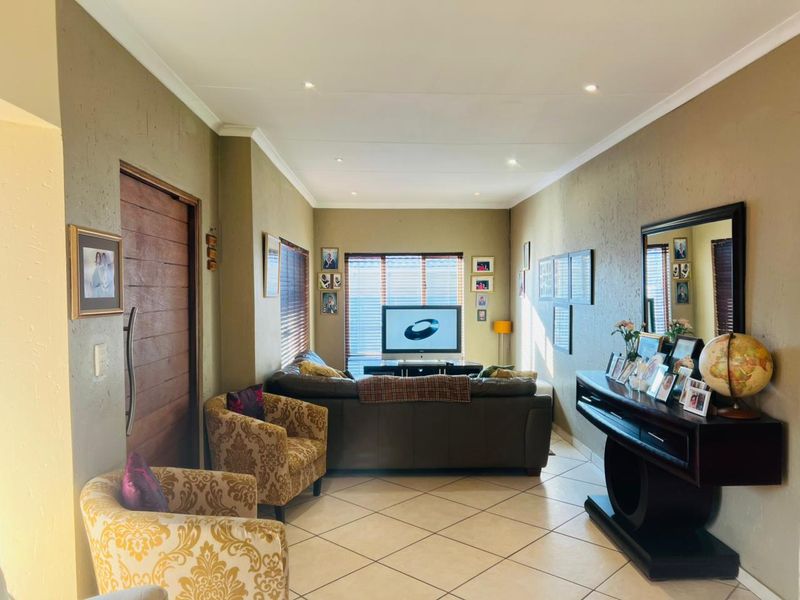 Spacious Family Home with Pool, Entertainment Patio & Double Garage - Photo 4