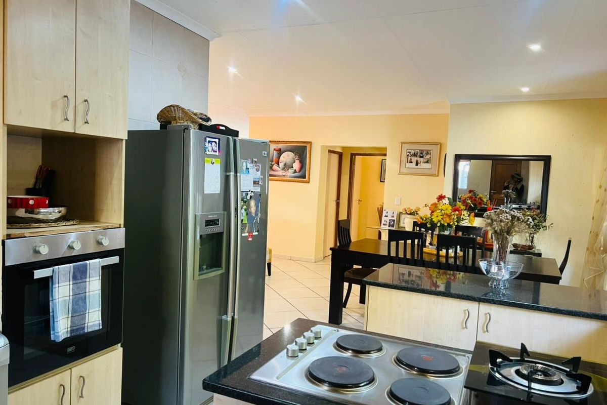 Spacious Family Home with Pool, Entertainment Patio & Double Garage - Photo 5