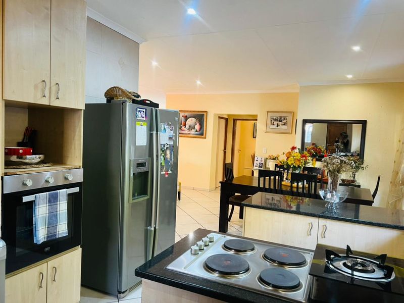 Spacious Family Home with Pool, Entertainment Patio & Double Garage - Photo 5